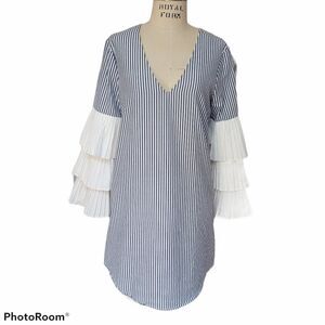 WAYF pleated bell sleeve dress Size XSMALL